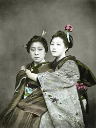Duas garotas de gueixa, c.1880 (foto colorida de albumina)